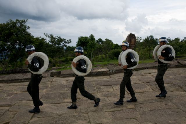 Binh sỹ Campuchia ở gần ngôi đền cổ. Ảnh: AFP