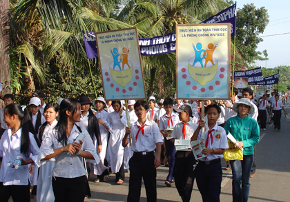 Tuần hành hưởng ứng Ngày thế giới phòng chống AIDS ở Tiền Giang. Ảnh: H.C