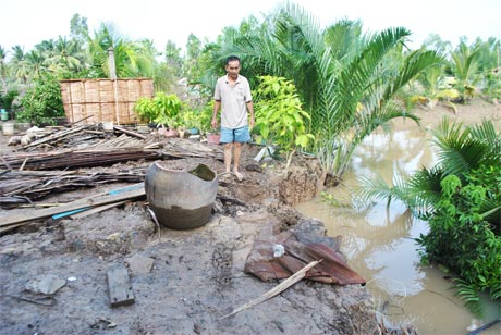 Anh Đằng bên hiện trường vụ sạt lở.