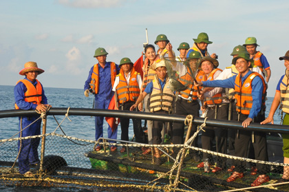 Nuôi cá lồng ở Đảo Đá Tây thuộc quần đảo Trường Sa của Việt Nam. Ảnh: Phùng Long