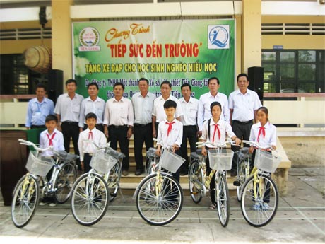 Tặng xe đạp cho học sinh nghèo hiếu học.