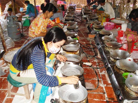 Mô hình làm bánh tráng rế của Hội LHPN xã Hậu Thành (Cái Bè) góp phần giảm nghèo cho chị em.