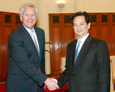  Thủ tướng Nguyễn Tấn Dũng hoan nghênh ông Jeffrey Immelt sang thăm và làm việc tại Việt Nam - Ảnh: VGP/Nhật Bắc