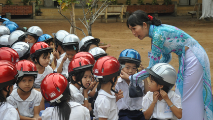 Đội NBH cho các em học sinh Trường Tiểu học Tân Hiệp. Ảnh: P.Long