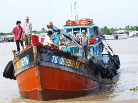 Ngư dân ra khơi nhưng lo bị lỗ vốn vì dầu tăng giá, chi phí bị “đội” lên.