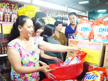 Người dân mua sắm hàng hóa ở gian hàng của Co.op Mart Mỹ Tho tại Phiên chợ hàng Việt.