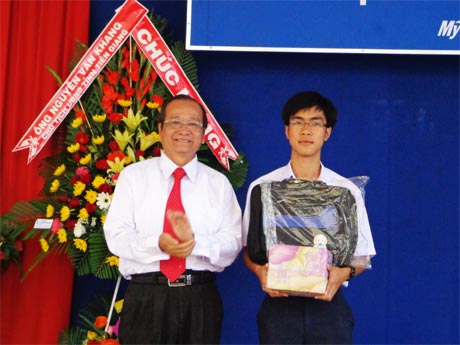 Ông Trần Thanh Đức, Giám đốc Sở GD&ĐT trao quà cho học sinh tiêu biểu của trường.