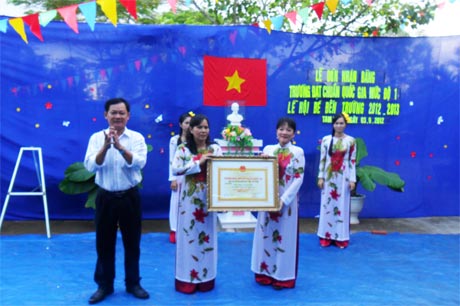 Ông Lý Hoàng Chiêu, Phó Chủ tịch UBND huyện trao Bằng công nhận đạt  trường chuẩn quốc gia.