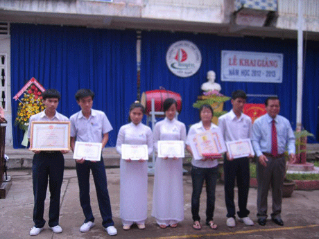 Ông Nguyễn Văn Khang trao thưởng cho học sinh đoạt giải Tin học trẻ tỉnh Tiền Giang.