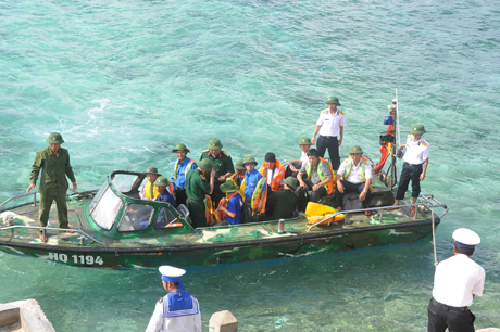 Đoàn công tác Hành trình “Tuổi trẻ vì biển, đảo quê hương” năm 2012 ghé thăm Đảo Đá Tây thuộc huyện đảo Trường Sa. Ảnh: Phùng Long 