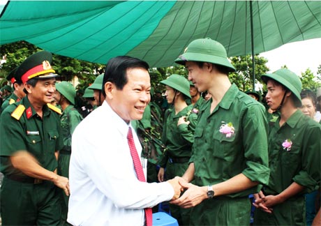 Ông Nguyễn Văn Khang, Chủ tịch UBND tỉnh, Chủ tịch Hội đồng NVQS tỉnh tiễn thanh niên TP. Mỹ Tho lên đường nhập ngũ.