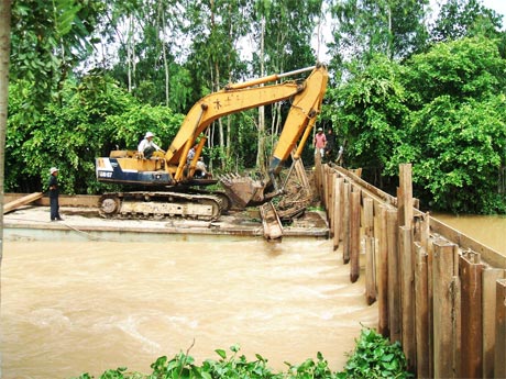 Đập thép ngăn lũ ở xã Hiệp Đức đang được gia cố.