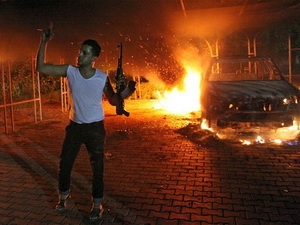 Tòa lãnh sự Mỹ ở Benghazi bị phóng hỏa tối 11/9. (Nguồn: AFP/Getty)