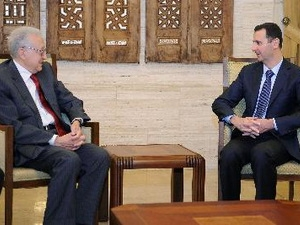 Tổng thống al-Assad hội đàm với Đặc phái viên LHQ Lakhdar Brahimi. (Nguồn: AFP/TTXVN)