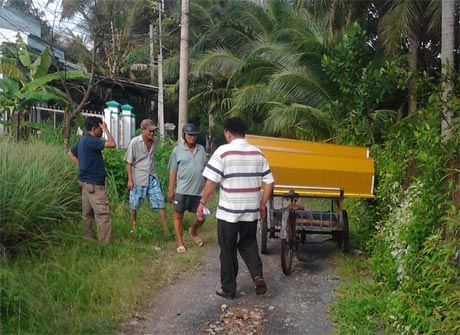 Lực lượng CA tiến hành niêm phong 2 chiếc quan tài.