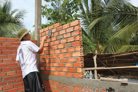 Xây nhà tình nghĩa ở huyện Tân Phú Đông Tiền Giang. Ảnh: Như Lam