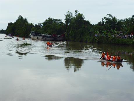 Đua xuồng trên sông Ba Rài.