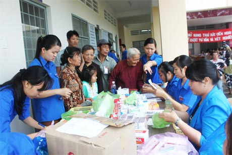  Đoàn viên, thanh niên khối Y tế khám, chữa bệnh cho hộ nghèo, đối tượng  chính sách tại xã Thạnh Trị, huyện Gò Công Tây. Ảnh: QUỐC VIỆT