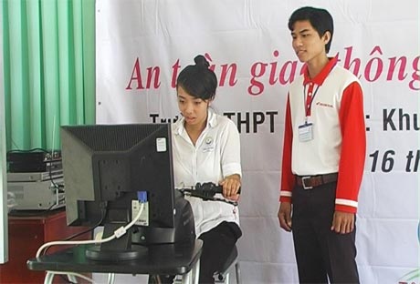 Học sinh trải nghiệm trên máy tập lái xe an toàn.