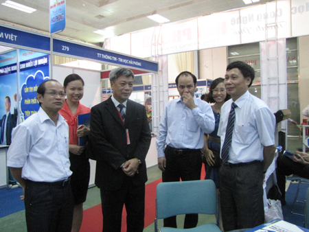Thứ trưởng Bộ KH&CN Trần Việt Thanh tham quan các gian hàng. Ảnh: Internet
