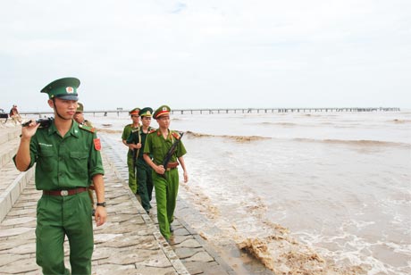 Công an và bộ đội biên phòng phối hợp tuần tra bảo vệ ANTT các xã ven biển.