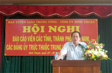 Đồng chí Trương Minh Tuấn - Phó Trưởng Ban Tuyên giáo Trung ương phát biểu tại Hội nghị.