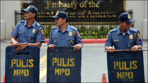 Cảnh sát Philippines canh gác trước Ðại sứ quán Mỹ ở Manila. Ảnh: AFP