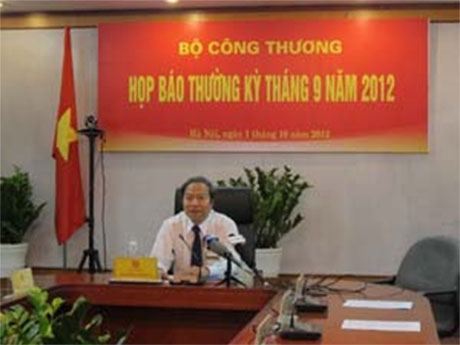 Thứ trưởng Nguyễn Nam Hải chỉ trì buổi họp báo của Bộ Công Thương.