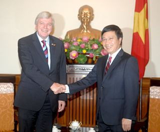 Bộ trưởng Phạm Bình Minh hoan nghênh ông Volker Bouffier sang thăm Việt Nam. Ảnh: tgvn.com.vn