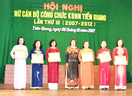 Bà Nguyễn Thị Phượng, Giám đốc Kho bạc Nhà nước tỉnh trao  Giấy khen của Kho bạc Nhà nước Việt Nam cho 6 cá nhân  “Giỏi việc nước, đảm việc nhà” tiêu biểu.