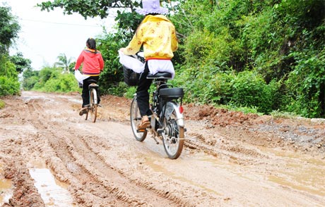 Đường Tân Hiệp - Thân Đức đoạn thuộc Dự án Khu dân cư Tân Thạnh Hưng xuống cấp, lầy lội, gây khó khăn cho người dân trong việc đi lại.