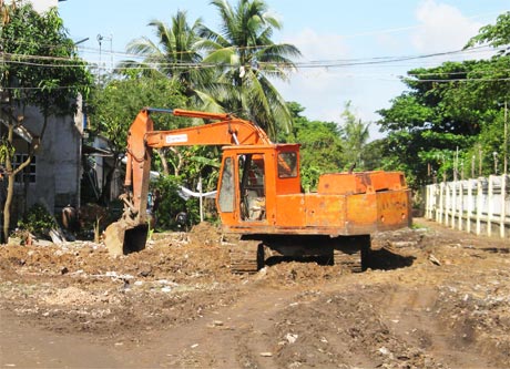 Đường quanh Trung tâm Văn hóa huyện đang được triển khai thi công.