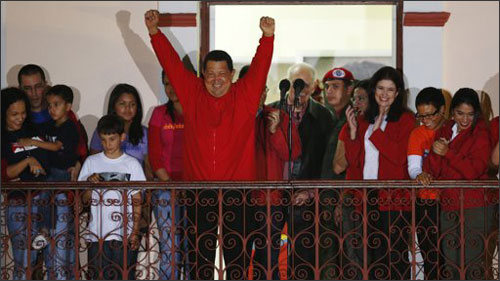 Tổng thống Hugo Chavez phát biểu trước những người ủng hộ sau khi thông báo kết quả bầu cử ở Caracas . Ảnh: AFP