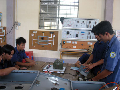 Giờ học thực hành của học sinh trường Cao đẳng nghề Tiền Giang. Ảnh: Hữu Chí