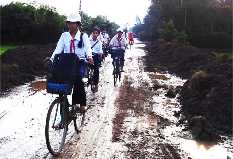 Giao thông trắc trở, đường đến trường của học sinh  các xã bãi ngang ven biển còn nhiều khó khăn.