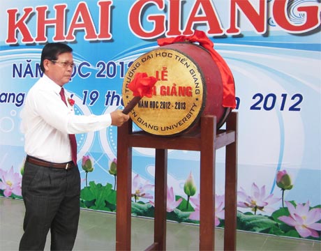 Chủ tịch UBND tỉnh Nguyễn Văn Khang đánh trống khai giảng năm học mới.