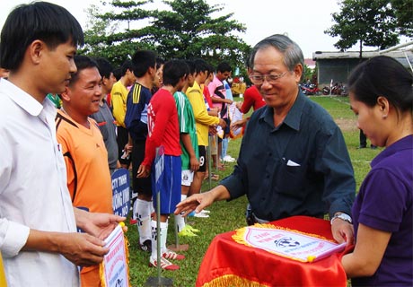 Lãnh đạo Trung tâm TDTT TP. Mỹ Tho trao cờ lưu niệm cho các đội dự giải.