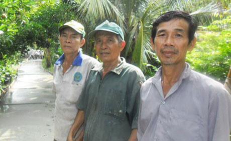 Ông Huỳnh Ghi Ba (bìa phải) và ông Huỳnh Văn Hưu (bìa trái) đứng ra vận động bà con làm đường.