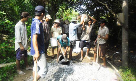 Nhân dân ấp Phú Quới rủ nhau hiến đất, đóng góp tiền,  công lao động xây dựng đường dal.