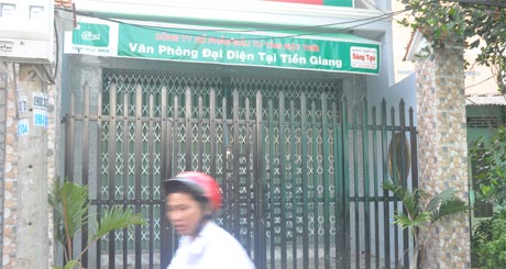 Văn phòng Công ty cổ phần đầu tư Tâm Mặt Trời cửa đóng then cài sáng ngày 25-10.