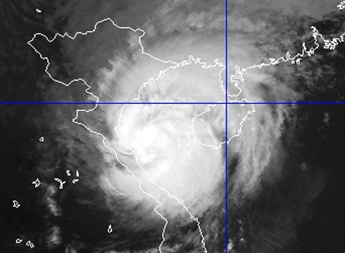 Ảnh vệ tinh sáng 28-10 cho thấy, vùng mây của bão bao trùm suốt dọc ven biển Bắc Trung bộ và phía nam đồng bằng Bắc bộ. Ảnh: NCHMF