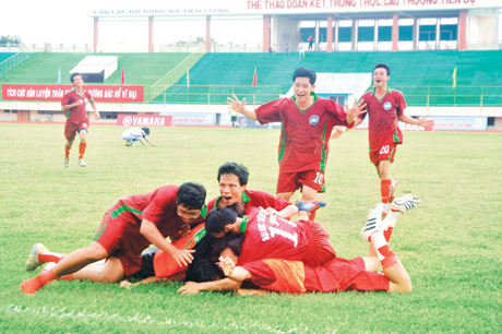 Đội bóng đá sinh viên ĐH Tiền Giang ăn mừng bàn thắng ấn định chiến thắng 2-1 trước ĐH Cần Thơ.