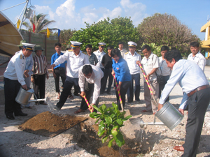 Đoàn cán bộ TP Hồ Chí Minh trồng cây kỷ niệm ở Trường Sa. Ảnh: Phùng Long