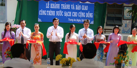 Nghi thức cắt băng khánh thành công trình.