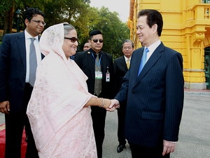 Thủ tướng Nguyễn Tấn Dũng đón Thủ tướng Bangladesh Sheikh Hasina. Ảnh