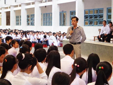 Trường THPT Nguyễn  Đình Chiểu  hào hứng chia sẻ  cùng TS. Huỳnh Văn Sơn  về tình yêu  tuổi học trò. 
