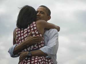 Ông Barack Obama và vợ ăn mừng chiến thắng. Ảnh: Twitter của ông Obama)