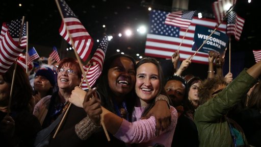 Ông Barack Obama và vợ ăn mừng chiến thắng. Ảnh: Twitter của ông Obama)
