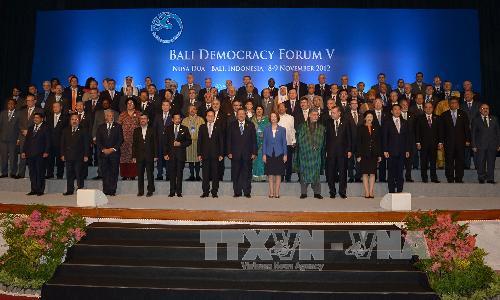 Các đại biểu chụp ảnh tại diễn đàn. Ảnh: AFP