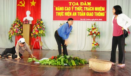 Một tiểu phẩm của Câu lạc bộ ATGT  (Hội LHPN xã Tân Mỹ Chánh)